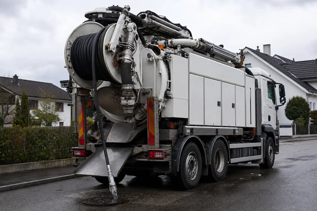 Camion hydrocureur et buse rotative haute pression utilisés pour le curage d'une canalisation en Suisse romande